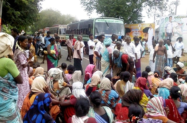 ஆலங்குடி அருகே தொழிலாளர்கள் சாலை மறியல்