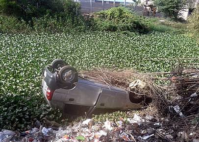 சிதம்பரத்தில் வாய்க்காலில் கவிழ்ந்த கார்: பேராசிரியர் உள்ளிட்ட இருவர் லேசான காயம்