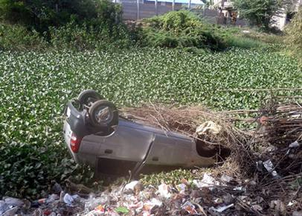 சிதம்பரத்தில் வாய்க்காலில் கவிழ்ந்த கார்: பேராசிரியர் உள்ளிட்ட இருவர் லேசான காயம்