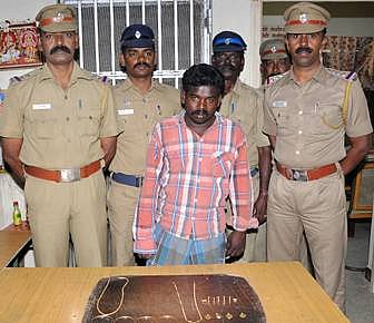 சிதம்பரத்தில் மூதாட்டியை தாக்கி நகைகள் கொள்ளை: இளைஞர் கைது, நகைகள் மீட்பு