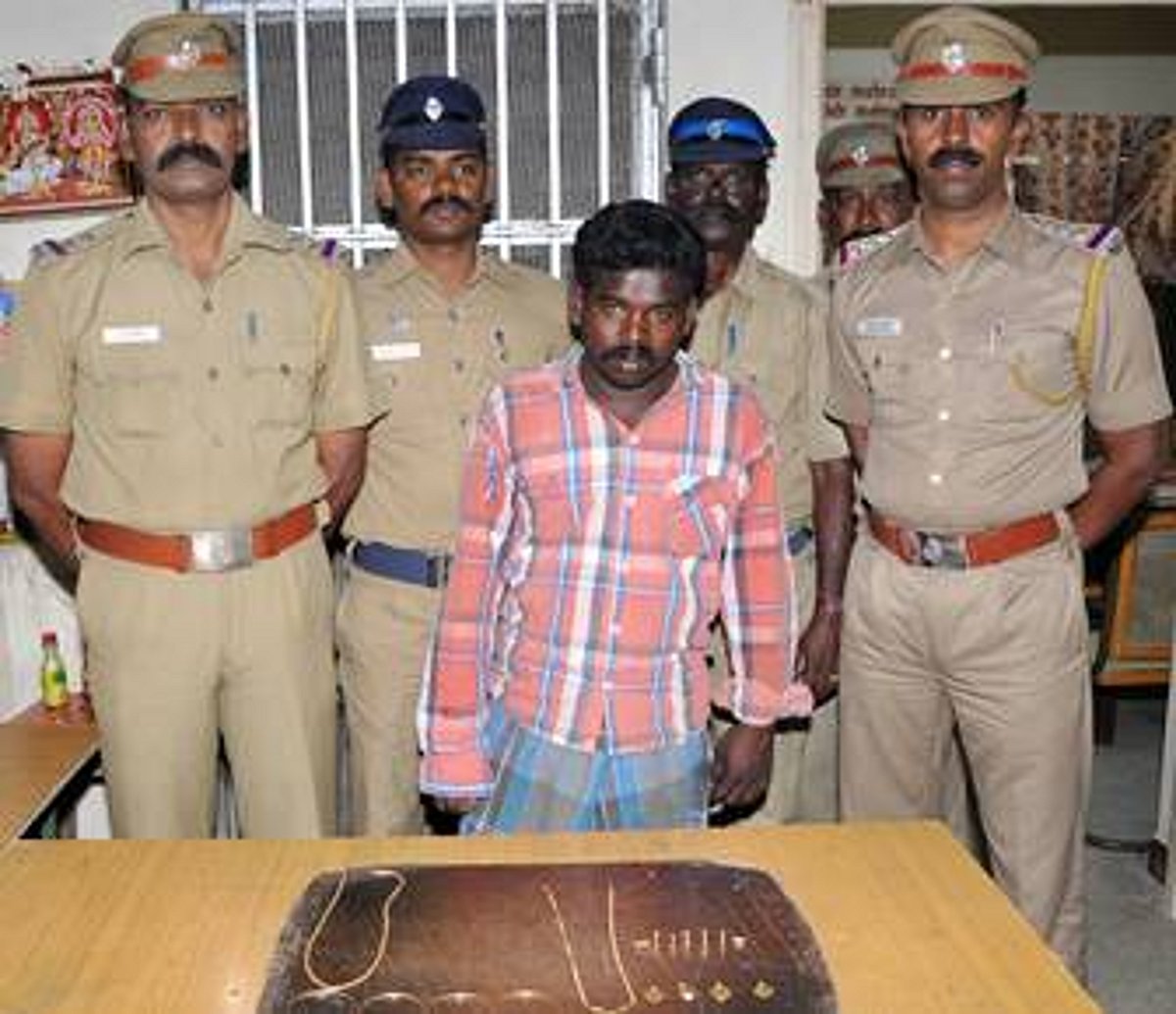 சிதம்பரத்தில் மூதாட்டியை தாக்கி நகைகள் கொள்ளை: இளைஞர் கைது, நகைகள் மீட்பு