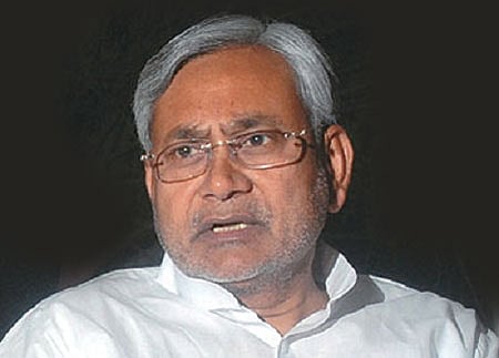 பீகார் முதல்வர் நிதீஷ் குமார் மீது செருப்பு வீச்சு