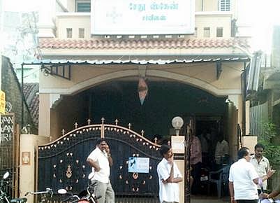 சிதம்பரத்தில் அதிகாலையில் டாக்டர் மனைவியிடம் கத்தியை காட்டி 5 1/2 பவுன் நகை கொள்ளை!