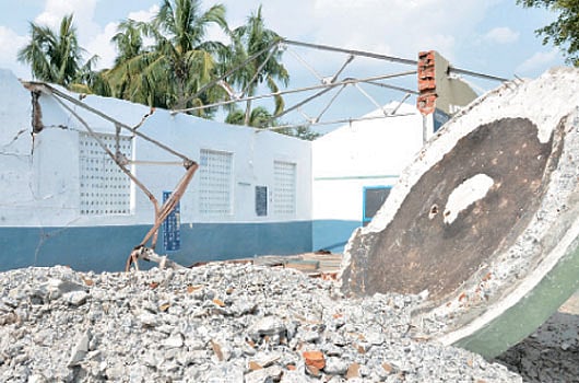 பள்ளிக் கட்டடம் இடிந்ததால் மரத்தடியில் படிக்கும் மாணவர்கள்!