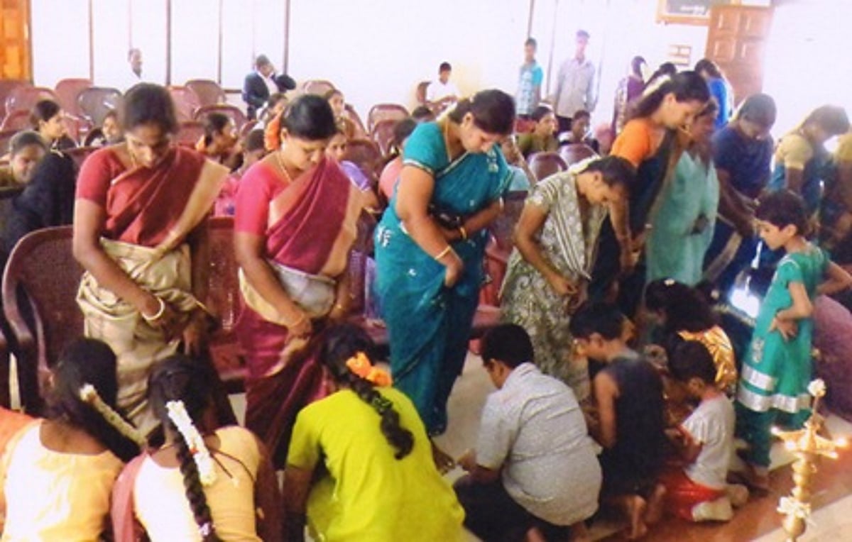 அன்னையருக்கு பாதபூஜை செய்து அன்னையர் தினம் கொண்டாட்டம்!