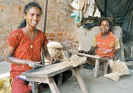 கோடை விடுமுறையில் ஊதுவத்தி தயாரிக்கும் மாணவர்கள்