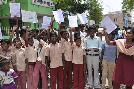 அரசுப் பள்ளிகளில் ஆங்கில வழி வகுப்புகள் தொடங்குவதை கைவிடக் கோரி மாணவர்கள் ஆர்ப்பாட்டம்!