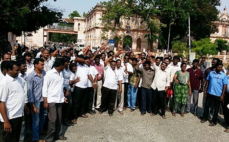 அண்ணாமலைப் பல்கலை ஊழியர்கள் வெடி வெடித்து கொண்டாட்டம்