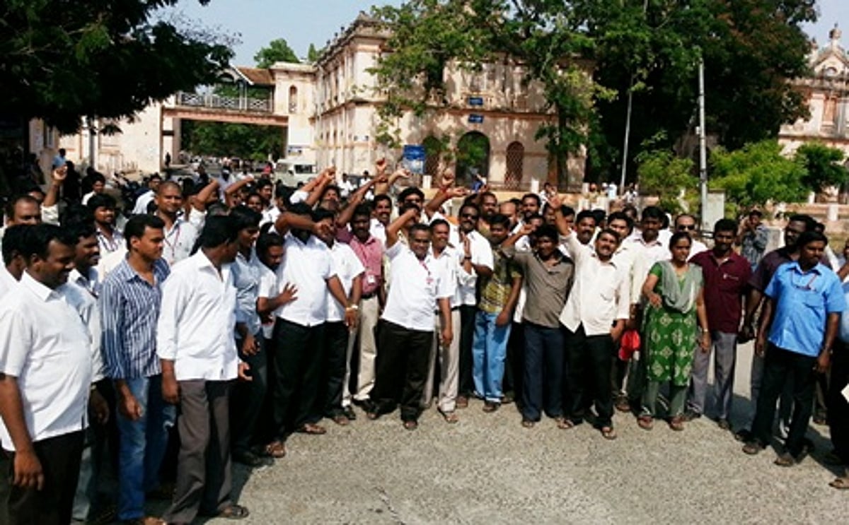 அண்ணாமலைப் பல்கலை ஊழியர்கள் வெடி வெடித்து கொண்டாட்டம்