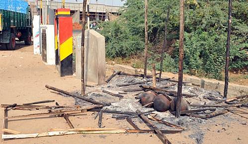 காங்கிரஸ் கட்சி நீர்மோர் பந்தல் தீவைத்து எரிப்பு!