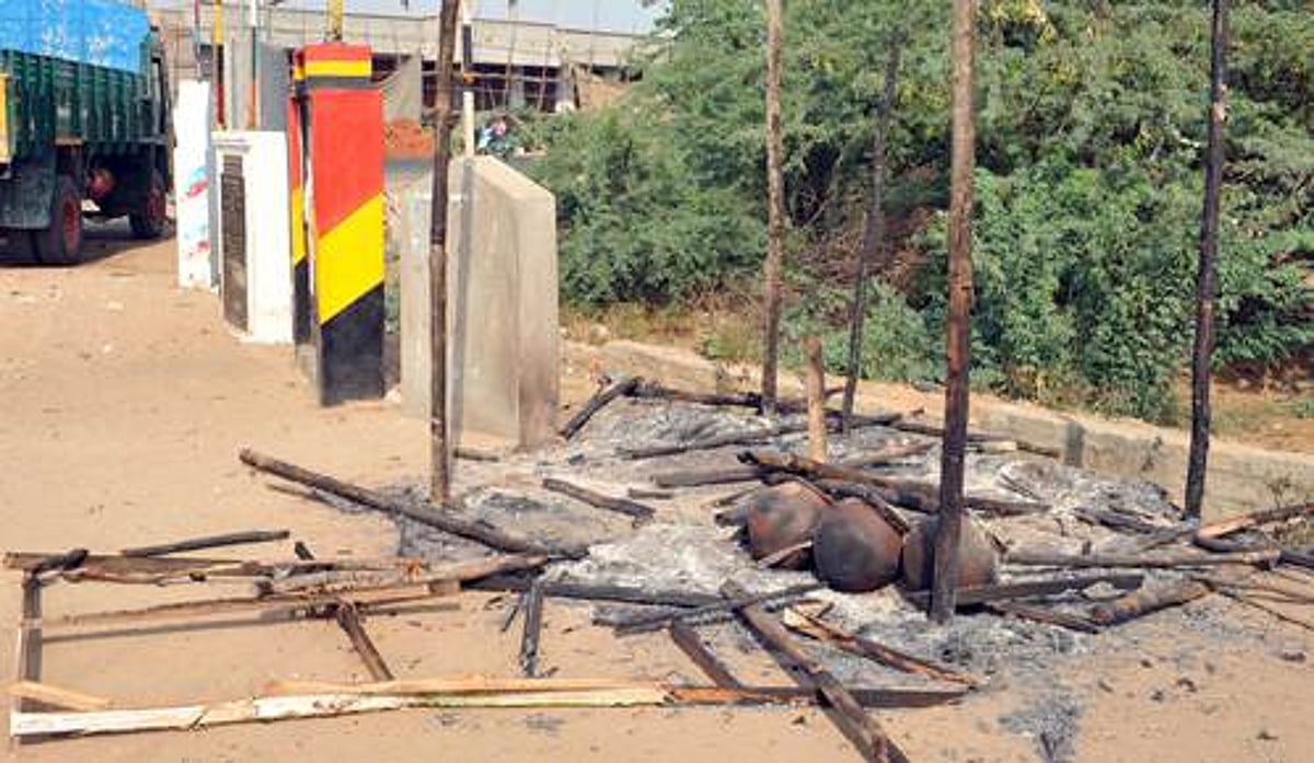 காங்கிரஸ் கட்சி நீர்மோர் பந்தல் தீவைத்து எரிப்பு!