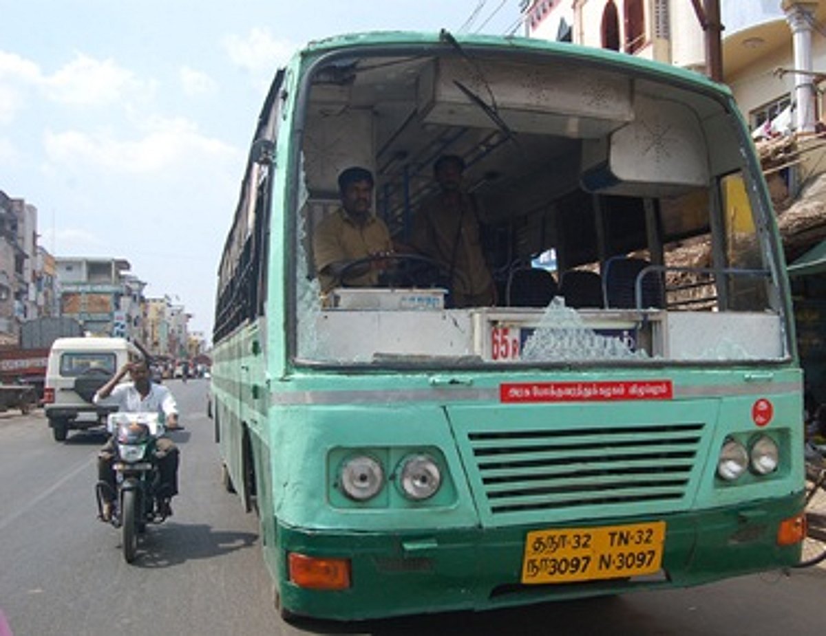 சிதம்பரத்தில் மூன்று பேருந்துகள் கண்ணாடி உடைப்பு!