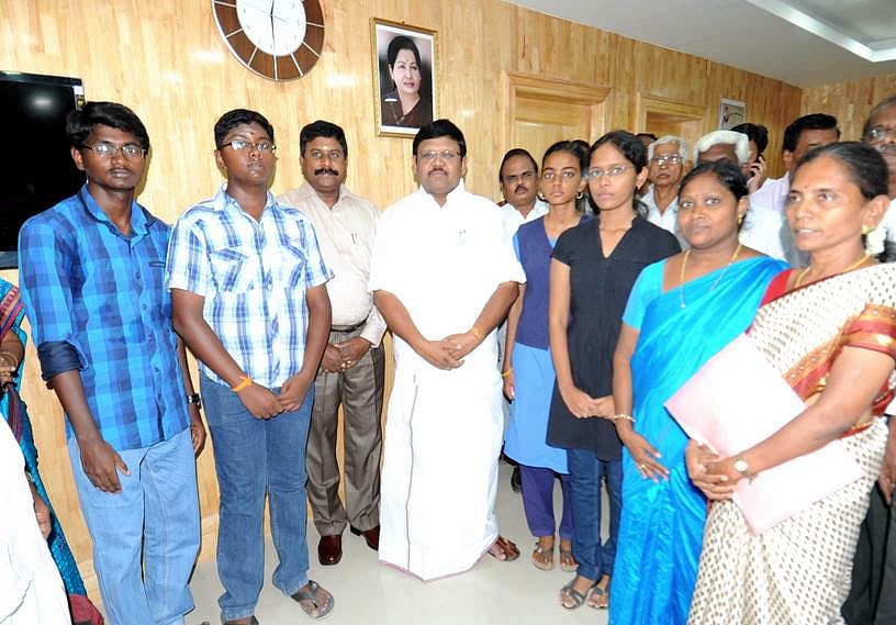 விருதுநகர்: 10-வகுப்பு தேர்வில் சிறப்பிடங்கள் பெற்றவர்களுக்கு அமைச்சர் வைகைச்செல்வன் பாராட்டு 