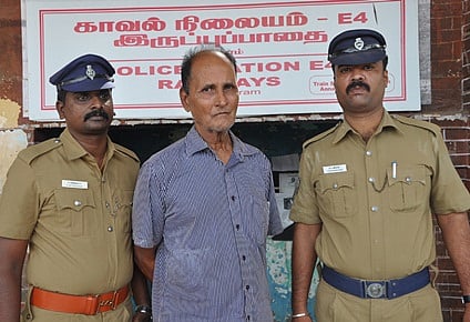 ரயிலில் முதல்வகுப்பில் பயணம் செய்து பயணியிடம் நகைகள் திருடிய முதியவர் கைது