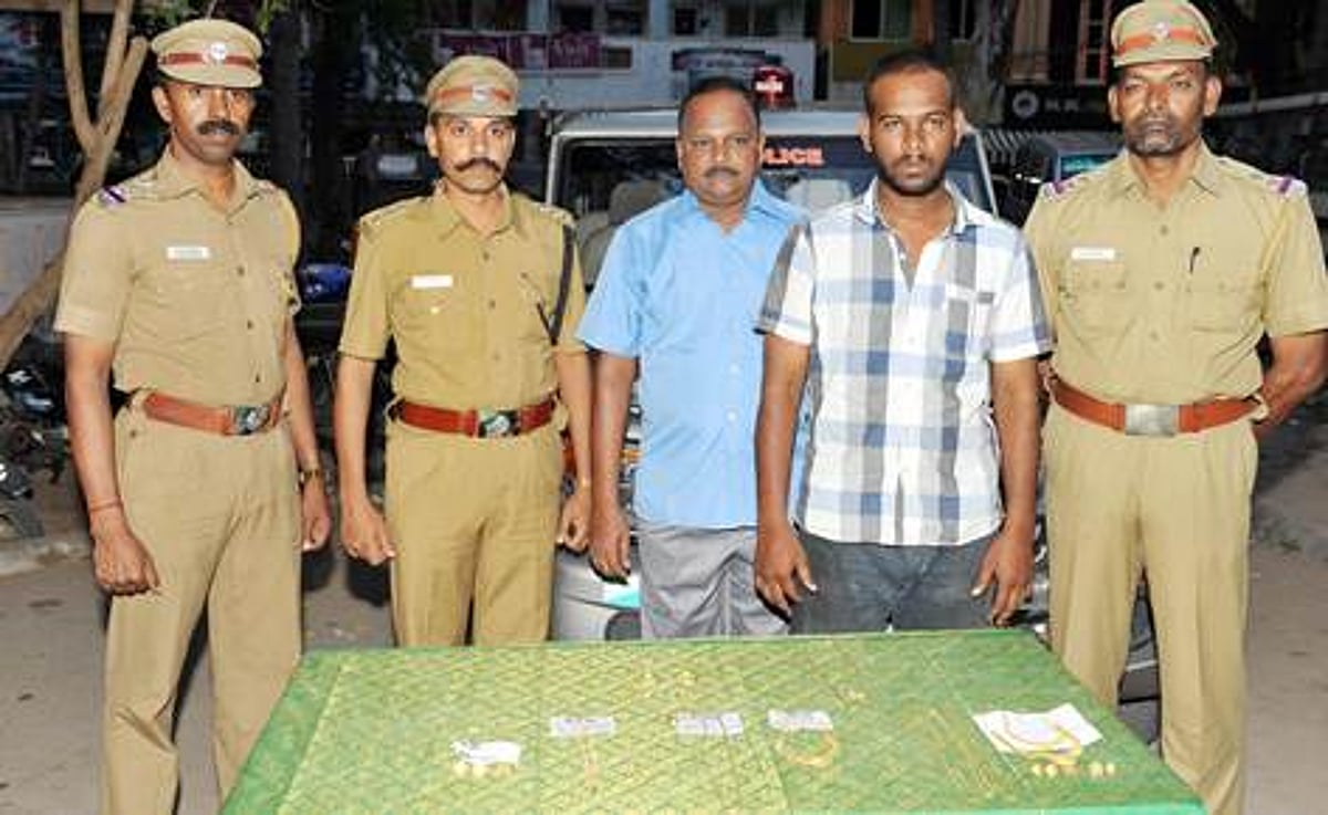 சிதம்பரத்தில் பல்வேறு இடங்களில் வழிபறியில் ஈடுபட்ட இளைஞர் கைது: இருபத்து எட்டரை பவுன் நகைகள் மீட்பு