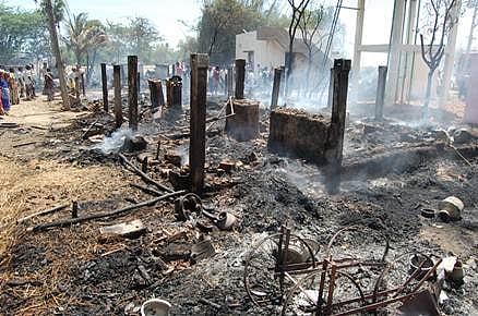 சிதம்பரம் அருகே தீவிபத்து: 7 வீடுகள் எரிந்து ரூ.5 லட்சம் மதிப்புள்ள பொருள்கள் நாசம்