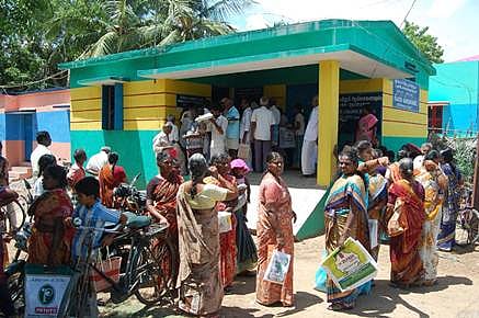 ரேஷன் கடையை முற்றுகையிட்ட மக்கள்!