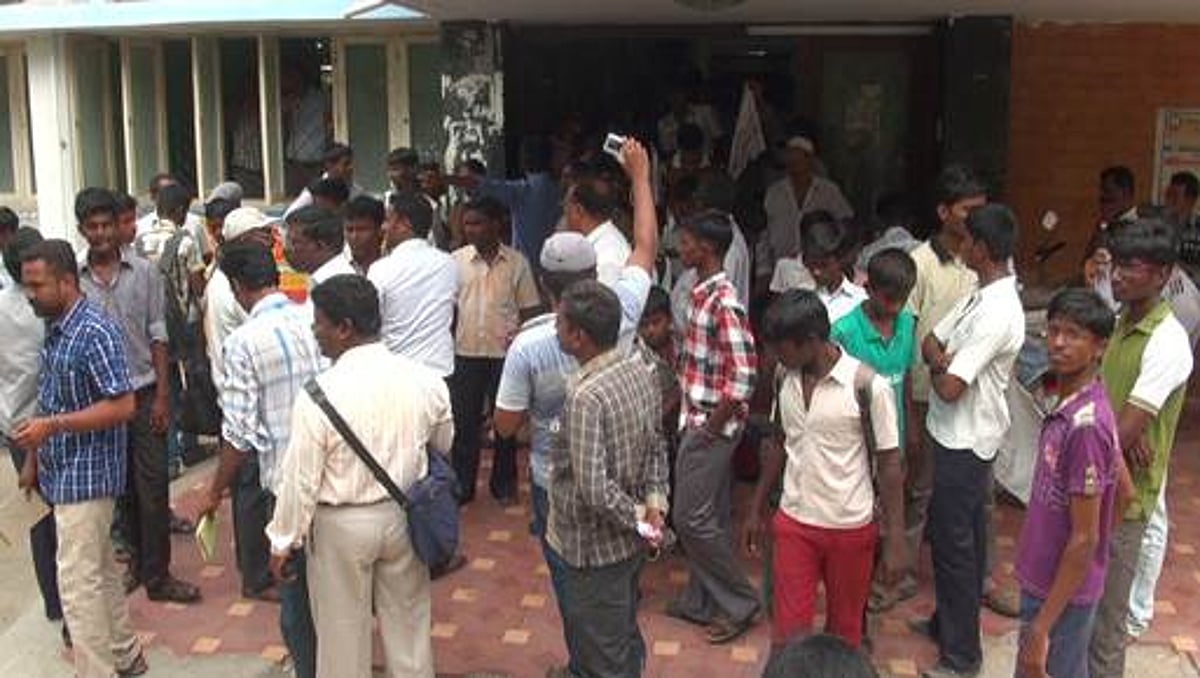 முதன்மைக் கல்வி அலுவலகத்தை இந்திய மாணவர் சங்கத்தினர் முற்றுகை