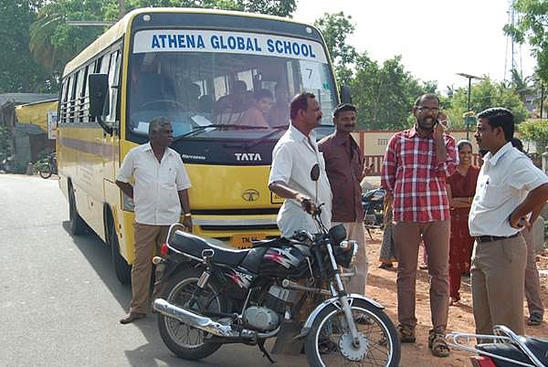 சிதம்பரத்தில் தனியார் பள்ளி வாகனத்தை சிறைபிடித்த பெற்றோர்கள்!