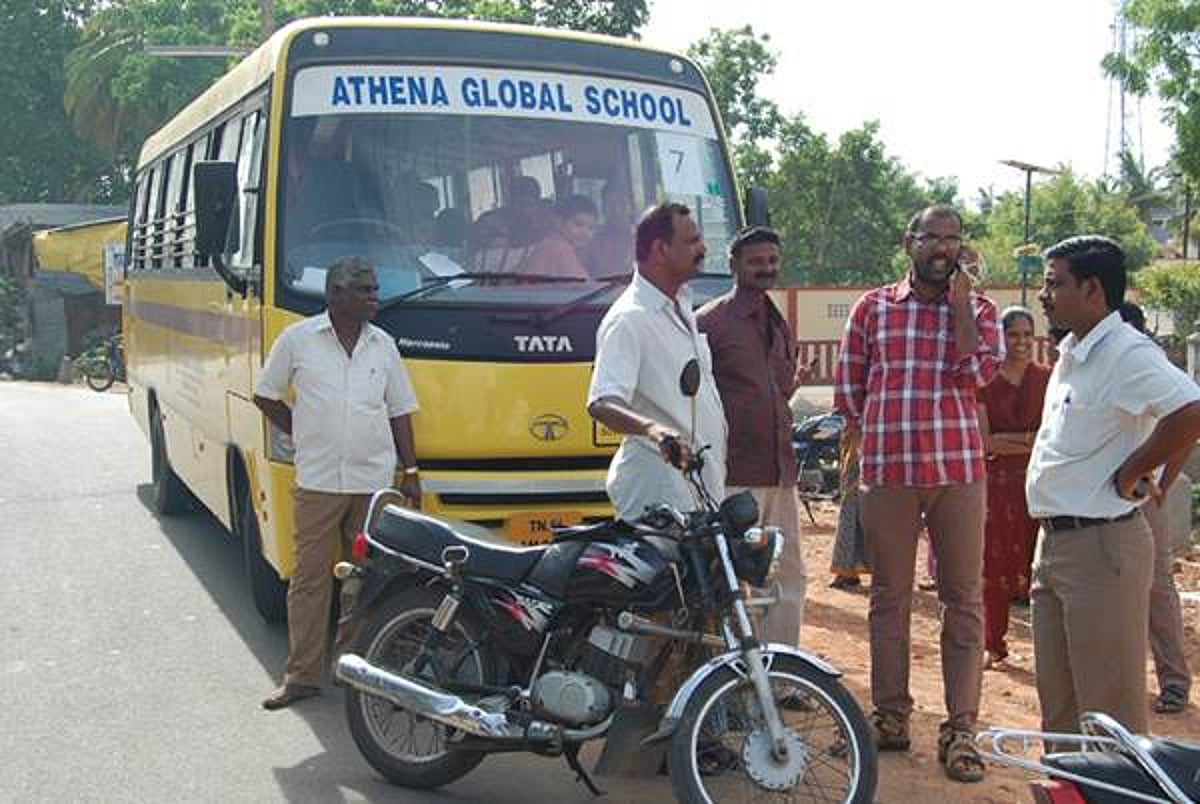 சிதம்பரத்தில் தனியார் பள்ளி வாகனத்தை சிறைபிடித்த பெற்றோர்கள்!