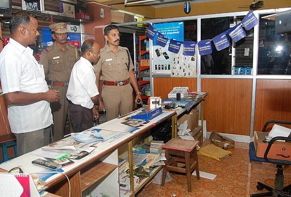 சிதம்பரத்தில் கடை பூட்டை உடைத்து ரூ.3 லட்சம் மதிப்புள்ள செல்போன், கேமராக்கள் திருட்டு