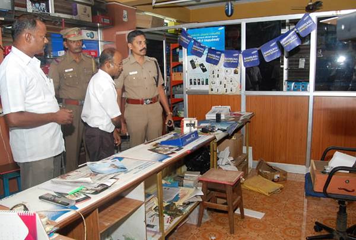 சிதம்பரத்தில் கடை பூட்டை உடைத்து ரூ.3 லட்சம் மதிப்புள்ள செல்போன், கேமராக்கள் திருட்டு