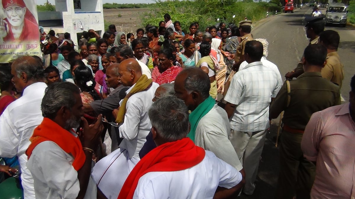 விருதுநகர் அருகே தொழிலாளர்கள் சாலை மறியல்