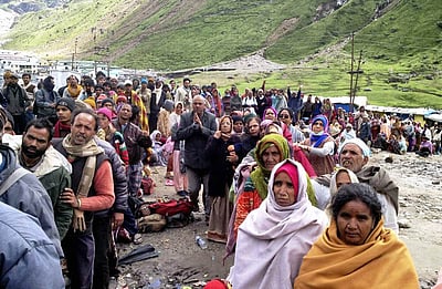 கேதார்நாத்தில் கடும் பனிப்பொழிவு: 2500 பக்தர்கள் சிக்கித் தவிப்பு 