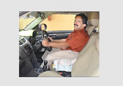கால்கள் இல்லாமலும் கார் ஓட்டலாம்! 