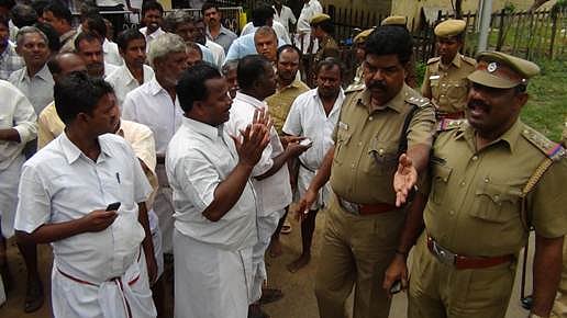 ஆட்சியர் அலுவலகத்தை முற்றுகையிட வந்த 323 விசைத்தறி தொழிலாளர்கள் கைது