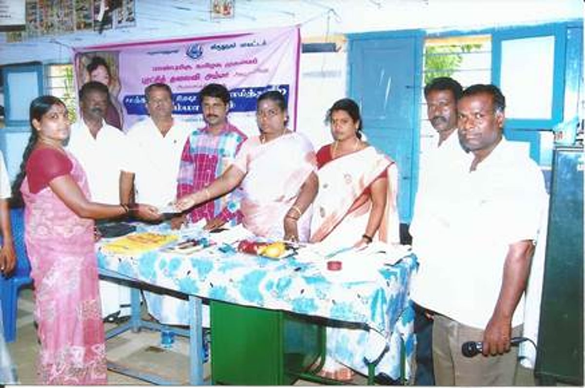 விருதுநகர் அருகே அம்மா திட்ட முகாம்: வட்ட வழங்கல் அலுவலர் பொதுமக்களிடம் இருந்து மனுக்களை பெற்றார்