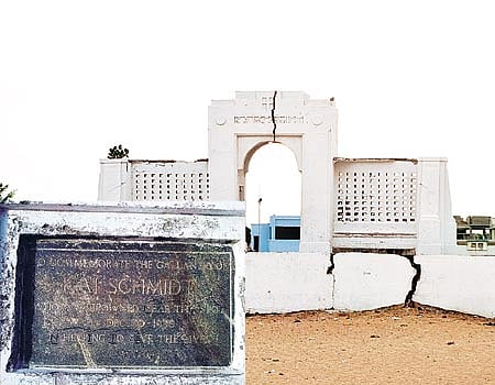 இடியும் நிலையில் பெசன்ட் நகர் கார்ல் ஷிமிட் நினைவுச் சின்னம்