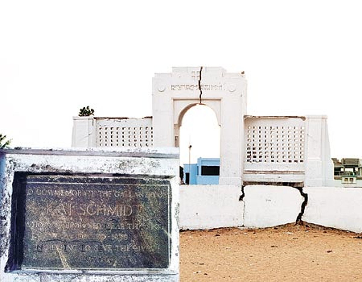 இடியும் நிலையில் பெசன்ட் நகர் கார்ல் ஷிமிட் நினைவுச் சின்னம்