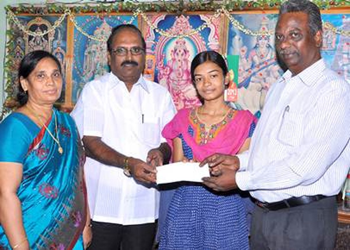 10-ம் வகுப்பு தேர்வில் மாநிலத்தில் முதலிடம் பெற்ற மாணவிக்கு ரூ.25ஆயிரம் ஊக்கப்பரிசு!