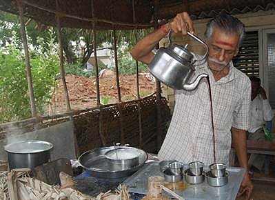 சிதம்பரத்தில் ரூ.5-க்கு சுவையான காபி விற்பனை செய்யும் முதியவர்!