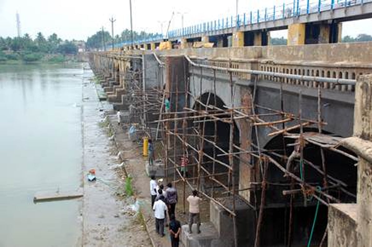 அணைக்கரையில் உள்ள கீழணை பாலம் விரிசல்: போக்குவரத்து நிறுத்தத்தால் சென்னை-கும்பகோணம் போக்குவரத்து பாதிப்பு