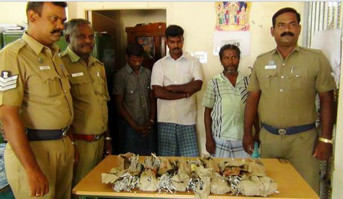 விருதுநகரில் சிக்கிய 400 டெட்டனேட்டர்கள்: போலீஸார் தீவிர விசாரணை