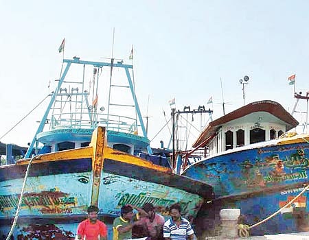 மீனவர்கள் சிறைபிடிப்பு : காரைக்கால் மீனவர்கள் வேலைநிறுத்தம்