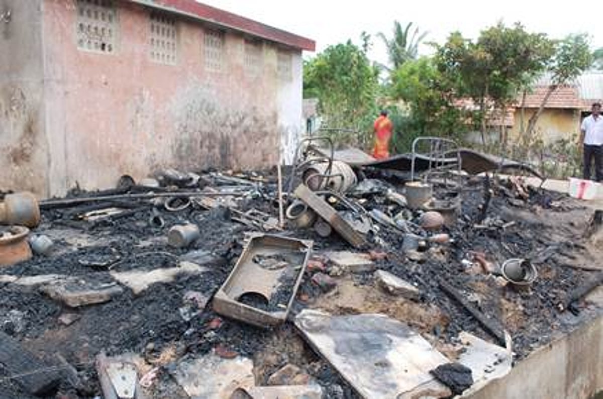 சிதம்பரத்தில் தீவிபத்து: 4 வீடுகள் எரிந்து சேதம்