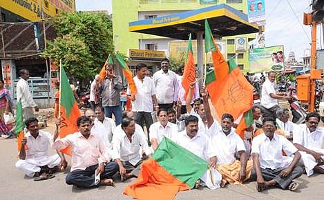 சிதம்பரத்தில் பாஜகவினர் மறியல்: 19 பேர் கைது