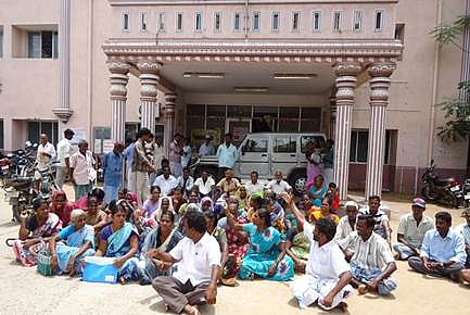 வட்டாட்சியர் அலுவலகத்தை முற்றுகையிட்ட இலங்கை அகதிகள்