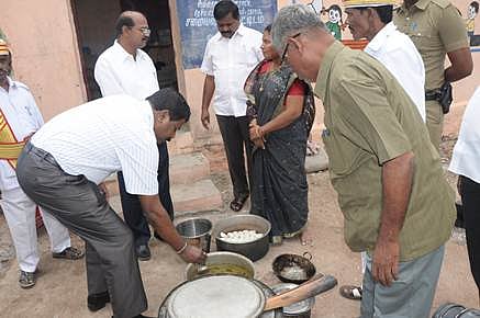 விருதுநகர் மாவட்ட பள்ளிகளில் உள்ள சத்துணவு கூடங்களில் ஆட்சியர் ஆய்வு