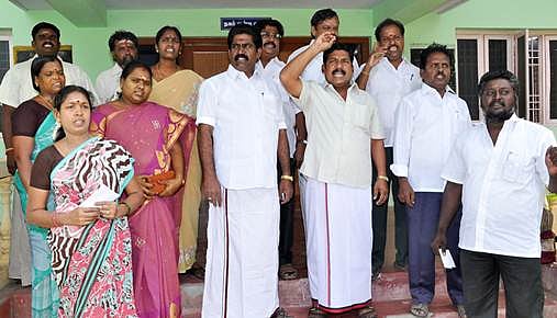 குடிநீர் பிரச்சனையை கண்டித்து நகரமன்றக்கூட்டத்தில் திமுக, மூமுக, வி.சி கட்சிகள் வெளிநடப்பு