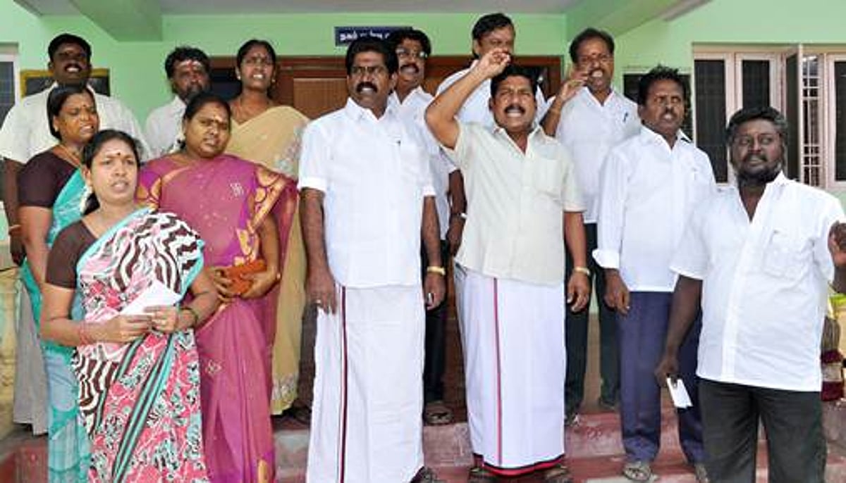 குடிநீர் பிரச்சனையை கண்டித்து நகரமன்றக்கூட்டத்தில் திமுக, மூமுக, வி.சி கட்சிகள் வெளிநடப்பு