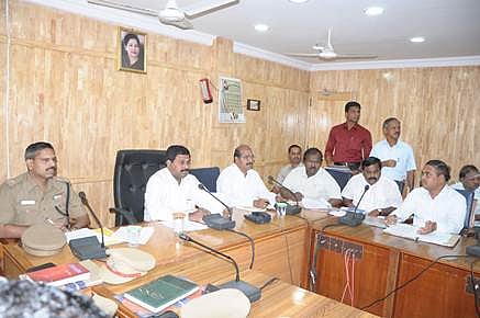 சாலை, கோயில் பகுதிகளில் ஆக்கிரமிப்புகளை அகற்ற ஆட்சியர் உத்தரவு