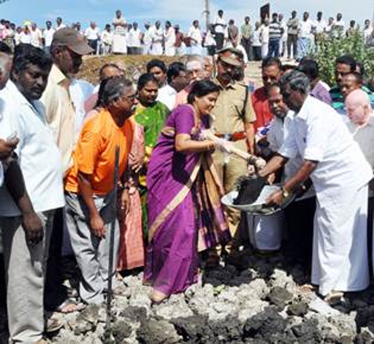 சிதம்பரத்தில் ஆலய பாதுகாப்புக்குழுவினரின் நீர்வளங்களை தூர் வாரும் விழா! நகரமன்றத் தலைவர் தொடங்கி வைத்தார்