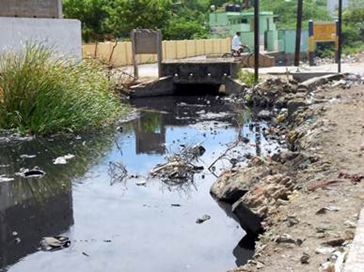 சிதம்பரம் ஓமக்குளத்தில் கலக்கும் கழிவுநீர்!