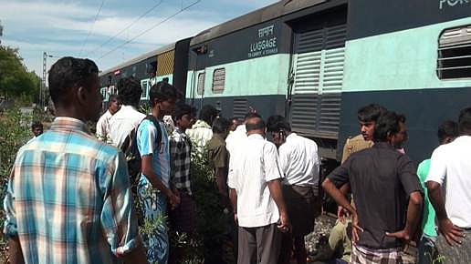 அம்மா இறந்த துக்கம் தாங்க முடியாமல் ரயிலில் முன் பாய்ந்து மகன் தற்கொலை முயற்சி