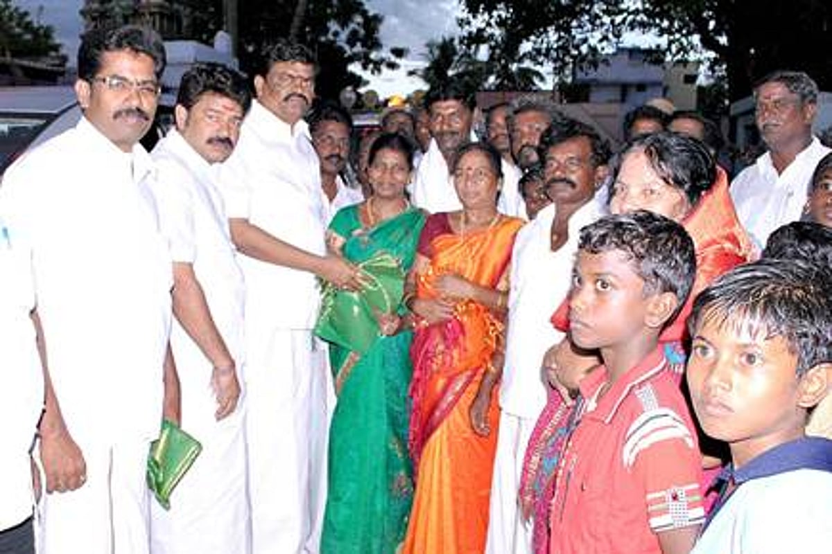 அ.தி.மு.க.வில் இணைந்த தி.மு.க. நகர்மன்ற உறுப்பினர்