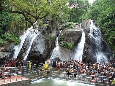 குற்றாலம் பகுதியில் தொடர்ந்து வெயில்: அருவிகளில் தொடரும் உற்சாகம்